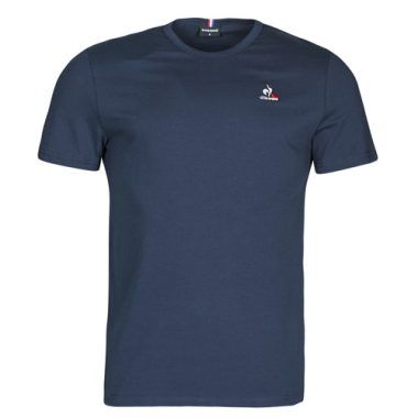 T-shirt uomo Le Coq Sportif ESS TEE SS N°4 M Marine, t-shirt maniche corte in colorazione blu, ideale per uno stile casual e sportivo. Realizzata in tessuto morbido e traspirante, perfetta per l'estate e le attività all'aperto. Design moderno con logo Le Coq Sportif sul petto, adatta per abbinamenti con jeans o pantaloni sportivi. Scopri il comfort e la qualità delle t-shirt Le Coq Sportif, l'oggetto ideale per un look versatile e alla moda.