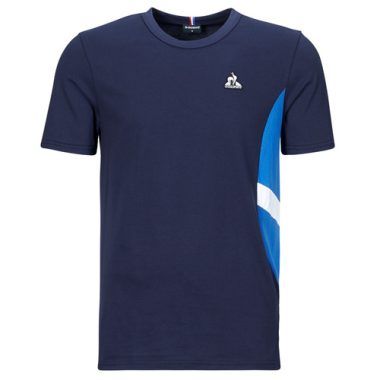 T-shirt uomo Le Coq Sportif SAISON 1 TEE SS N°1 M Marine, maniche corte in cotone, design casual e moderno, ideale per ogni occasione. Perfetta per uno stile sportivo e trendy, la maglietta offre comfort e vestibilità. Acquista ora la T-shirt Le Coq Sportif per completare il tuo guardaroba!