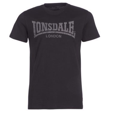 T-shirt uomo Lonsdale LOGO KAI nera maniche corte, perfetta per outfit casual e sportivi. Realizzata in cotone di alta qualità, offre comfort e stile. Disponibile in diverse taglie, ideale per gli amanti della moda urbana e del brand Lonsdale. Acquista ora la T-shirt Lonsdale LOGO KAI per un look trendy e rilassato.