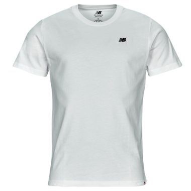 T-shirt maniche corte Uomo New Balance Small Logo Tee Bianco, in cotone, con logo distintivo, ideale per un look casual e sportivo. Perfetta per l'abbigliamento quotidiano e per gli amanti del brand New Balance. Disponibile in diverse taglie.