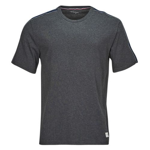 T-shirt uomo Tommy Hilfiger SS TEE LOGO grigio, maniche corte, elegante e casual, perfetta per ogni occasione. Design moderno con logo distintivo, ideale per un look alla moda e comfort quotidiano. Acquista la t-shirt Tommy Hilfiger per uno stile contemporaneo e di alta qualità.