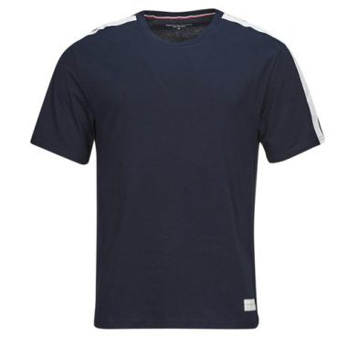 T-shirt uomo Tommy Hilfiger SS TEE LOGO in colore marine, maniche corte, perfetta per un look casual e alla moda. Realizzata con materiali di alta qualità, offre comfort e stile, ideale per ogni occasione. Scopri l'eleganza senza tempo di Tommy Hilfiger e arricchisci il tuo guardaroba con questa T-shirt iconica.