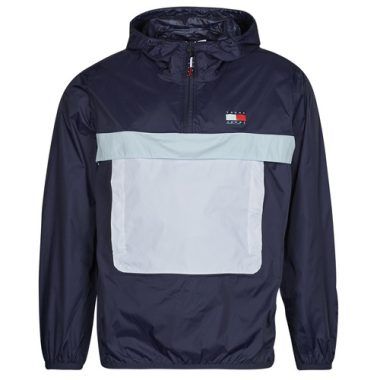 Giacca a vento Uomo Tommy Jeans TJM CLBK PCKABLE TECH CHICAGO in colore marine, ideale per outfit casual e sportivi. Realizzata con materiali leggeri e resistenti, perfetta per affrontare il maltempo con stile. Scopri la giacca versatile e trendy, perfetta per la stagione. Disponibile online nei migliori negozi di moda.