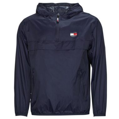 Giacca a vento Uomo Tommy Jeans TJM PCKABLE TECH CHICAGO POPOVER in colore marine, perfetta per look casual e sportivi. Ideale per la primavera e l'estate, questa giacca impermeabile è leggera e facilmente ripiegabile, rendendola un'ottima scelta per chi cerca praticità e stile. Acquista ora la tua giacca Tommy Jeans per un outfit trendy e funzionale.