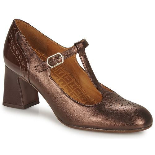 Décolleté marroni Chie Mihara AFAN per donna, eleganti e versatili, realizzati in pelle di alta qualità. Design raffinato ideale per ogni occasione, dal lavoro agli eventi speciali. Comfort e stile assicurati. Disponibili in diverse taglie. Perfetti per chi cerca scarpe alla moda e di tendenza. Aggiungi un tocco di classe al tuo guardaroba con le décolleté Chie Mihara AFAN marroni.