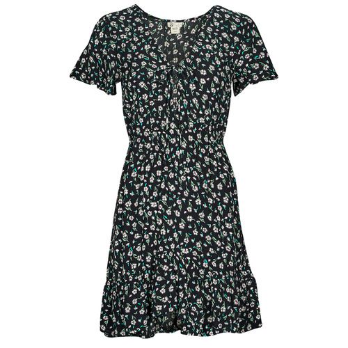 Abito corto Donna Billabong DAY TRIPPIN in nero, elegante e alla moda, perfetto per l'estate. Design versatile, ideale per occasioni casual o serate. Realizzato con materiali di alta qualità per comfort e stile. Disponibile su outletscarpeonline.it.