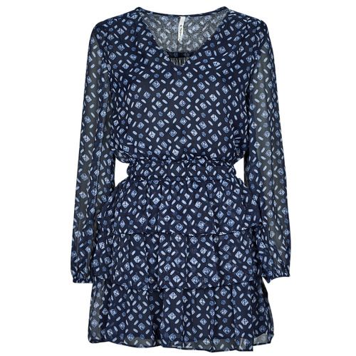 Abito corto Donna Pepe Jeans EYRA Marine, elegante e trendy, ideale per le occasioni speciali e per il tempo libero. Realizzato in tessuto di alta qualità, questo abito presenta un design moderno e accattivante, perfetto per ogni stagione. Aggiungi un tocco di stile al tuo guardaroba con l'abito corto EYRA Marine di Pepe Jeans, disponibile in diverse taglie. Perfetto da abbinare a sandali o sneakers per un look chic e informale. Acquista ora e valorizza il tuo outfit!
