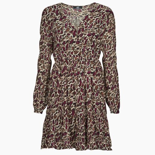 Abito corto Donna Le Temps des Cerises IHABEL Bordeaux, elegante e trendy, perfetto per occasioni casual e speciali. Realizzato in tessuto di alta qualità, questo abito corto offre una vestibilità comoda e alla moda, ideale per la stagione primaverile ed estiva. Aggiungi un tocco di stile al tuo guardaroba con questo versatile abito bordeaux, facile da abbinare con accessori e calzature. Scopri la bellezza e la raffinatezza del design Le Temps des Cerises con l’abito corto IHABEL.