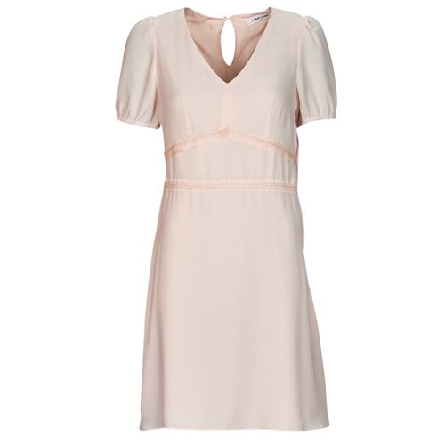 Abito corto donna Naf Naf KELIA R1 rosa, elegante e alla moda, perfetto per occasioni speciali e casual. Realizzato con tessuti di alta qualità, questo vestito offre un fit comodo e alla moda. Aggiungi un tocco di stile al tuo guardaroba con l'Abito corto KELIA R1 di Naf Naf, ideale per la primavera e l'estate.