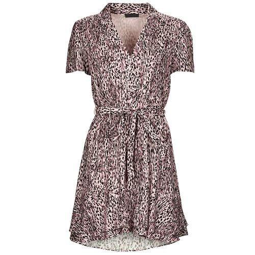 Abito corto multicolore Guess LAURA DRESS da donna, caratterizzato da un design elegante e moderno, perfetto per le occasioni speciali e le serate estive. Stile trendy e versatilità per ogni outfit. Ideale per chi desidera un look alla moda con un tocco di colore.