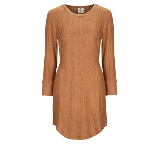 Abito corto marrone Rip Curl NEW COSY DRESS per donna, caratterizzato da un design elegante e alla moda, ideale per ogni occasione. Realizzato con tessuti di alta qualità per garantire comfort e stile. Perfetto per look casual o serate estive. Scopri la combinazione ideale di tendenze e funzionalità con questo abito versatile.