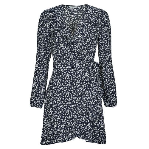 Abito corto Donna Only ONLCARLY L/S WRAP SHORT DRESS in colore Marine. Vestito elegante con maniche lunghe, design avvolgente e tessuto morbido, ideale per occasioni speciali e look casual-chic. Perfetto per la stagione primaverile ed estiva, questo abito aggiunge un tocco di stile al tuo guardaroba. Acquista ora l’ONLCARLY per un look trendy e alla moda!