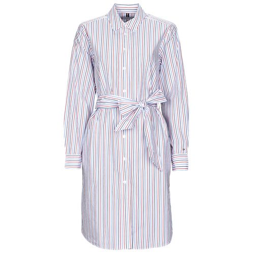 Abito corto donna Tommy Hilfiger ORG CO GBL STP KNEE SHIRT DRESS bianco, elegante e alla moda, perfetto per ogni occasione. Scopri il comfort e lo stile contemporaneo di questo abito, ideale per outfit casual o più formali. Perfetto per la stagione primaverile ed estiva, arricchisce il tuo guardaroba con un tocco di classe.