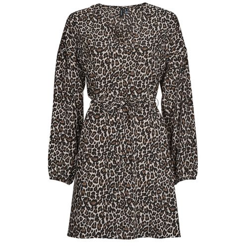 Abito corto Vero Moda VMNAJA LS SHORT DRESS WVN GA NOOS in multicolore, perfetto per le donne che cercano stile e comodità. Questo elegante vestito corto è ideale per occasioni estive, uscite con amici o eventi di giorno. Realizzato con materiali di alta qualità, offre una vestibilità confortevole e alla moda. Aggiungi un tocco di freschezza al tuo guardaroba con questo must-have!