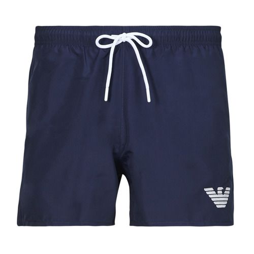 Costume Bermuda da spiaggia Uomo Emporio Armani ESSENTIAL in colore marine, realizzato con materiali di alta qualità per garantire comfort e stile. Perfetto per le vacanze estive e per rilassarsi in spiaggia, questo costume è un'aggiunta elegante al guardaroba estivo. Ideale per chi cerca moda e funzionalità. Acquista ora il tuo Emporio Armani ESSENTIAL Marine Costume / Bermuda da spiaggia Uomo.