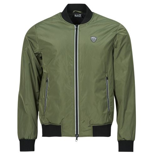 Giubbotto uomo Emporio Armani EA7 PREMIUM SHIELD BOMBER JKT Verde, elegante e alla moda, ideale per un look casual. Realizzato con materiali di alta qualità, questo giubbotto offre comfort e stile. Perfetto per la stagione autunnale e invernale, il design bomber aggiunge un tocco sportivo al tuo outfit. Scopri il giubbottino perfetto per completare il tuo guardaroba!