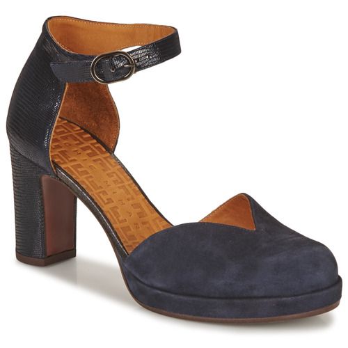 Décolleté Donna Chie Mihara JU-MAHO Marine, eleganti scarpe in pelle scamosciata blu con tacco medio, ideali per look sofisticati e alla moda. Perfette per ogni occasione, dalla giornata in ufficio a una serata speciale, queste scarpe uniscono comfort e stile. Scopri il tuo paio di JU-MAHO Marine per un'eleganza senza tempo.