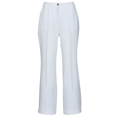 Pantalone Guess ZOE PANT Bianco, pantaloni 5 tasche donna, eleganti e alla moda, perfetti per ogni occasione. Ideali per un look casual o raffinato, realizzati con materiali di alta qualità per garantire comfort e stile. Acquista ora per aggiornare il tuo guardaroba!