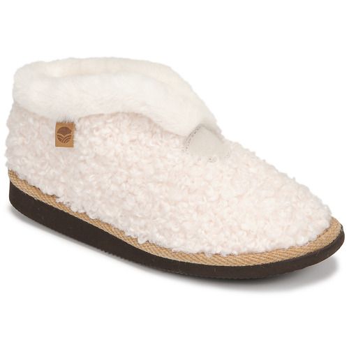 Pantofole bianche Casual Attitude NEW01 per donna, eleganti e confortevoli, ideali per l'uso quotidiano e per rilassarsi a casa. Perfette per ogni stagione, queste pantofole offrono stile e praticità, rendendole un must-have nel tuo guardaroba. Acquista ora le pantofole bianche Casual Attitude NEW01 per un comfort assoluto!