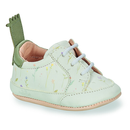 Pantofole bambina ragazza Easy Peasy MY BLUMOO PTI'LACET Bianco, ideali per il comfort quotidiano e lo stile. Realizzate in materiali di alta qualità, offrono supporto e praticità. Perfette per l'uso casalingo, queste pantofole garantiscono un look trendy e sono facili da indossare, soddisfacendo le esigenze di ogni piccolo. Acquista ora le pantofole Easy Peasy per un comfort senza pari!