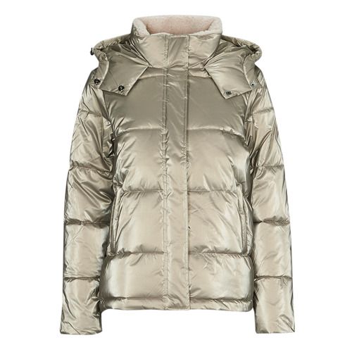 Piumino Donna Desigual ESTOCOLMO Oro, eleganti dettagli metallici, stile moderno e caldo imbottito per l'inverno. Perfetto per outfit casual e chic, è l'ideale per chi cerca comfort e fashion. Acquista ora il tuo piumino Desigual ESTOCOLMO Oro.