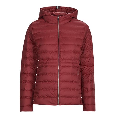 Piumino Donna Tommy Hilfiger FEMININE LW DOWN JACKET Rosso, elegante giacca imbottita ideale per l'inverno. Realizzata in materiale di alta qualità, offre calore e comfort senza rinunciare allo stile. Perfetta per ogni occasione, da indossare in città o durante le passeggiate nella natura. Scopri il tuo look distintivo con il piumino rosso di Tommy Hilfiger, un must-have per la stagione fredda.
