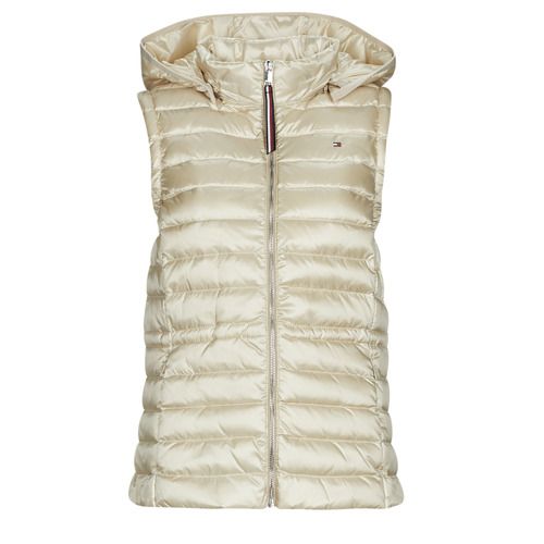 Piumino Donna Tommy Hilfiger FEMININE LW DOWN VEST Beige, elegante e leggero, ideale per la stagione invernale. Design raffinato con dettagli di qualità, perfetto per outfit casual e chic. Acquista ora per garantire comfort e stile in ogni occasione.