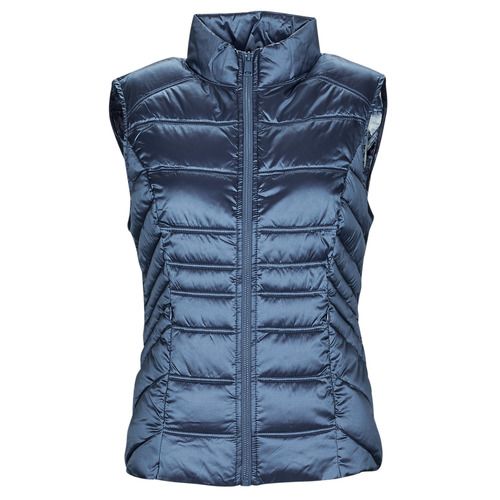 Piumino Donna Guess GINGER VEST Blu, elegante e alla moda, ideale per la stagione invernale. Questo giubbino invernale offre comfort e stile, perfetto per ogni occasione. Scopri il design sofisticato e le finiture di alta qualità, perfetto per completare il tuo look. Acquista ora il piumino Guess GINGER VEST Blu e affronta il freddo con classe.