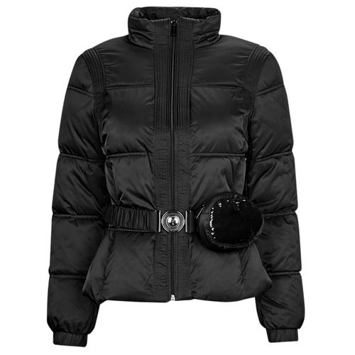 Piumino Donna Guess LUCIA BUM BAG PUFFA Nero, elegante e alla moda, perfetto per l'inverno. Realizzato in materiali di alta qualità, offre calore e comfort. Design contemporaneo con pratiche tasche e cintura inclusa, ideale per un look trendy e dinamico. Scopri il piumino perfetto per ogni occasione!