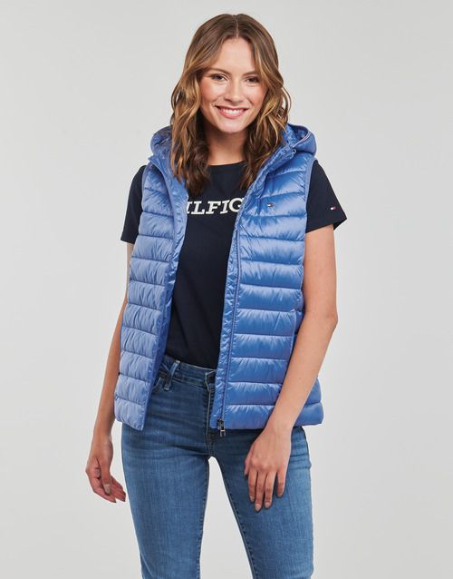 Piumino Donna Tommy Hilfiger LW PADDED GLOBAL STRIPE VEST Blu, elegante e versatile, ideale per le stagioni fredde. Design alla moda con righe globali, ottimo per outfit casual e sportivi. Perfetto da abbinare con jeans o pantaloni, offre comfort e stile senza tempo. Scopri la qualità e il design unico di questo piumino, un must-have per il tuo guardaroba invernale.