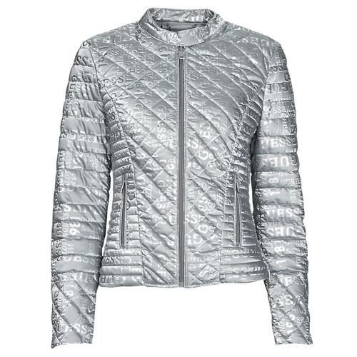 Piumino donna Guess NEW VONA JACKET Argento elegante e trendy, ideale per l'inverno. Realizzato con materiali di alta qualità, questo piumino offre comfort e stile. Perfetto per abbinamenti casual o per occasioni speciali. Acquista ora per un look sofisticato e moderno.