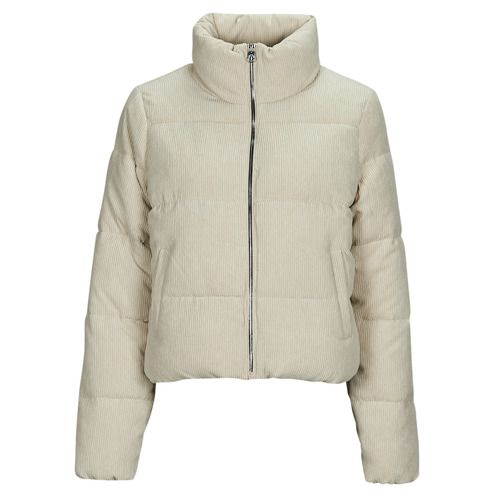 Piumino donna Only ONLNEWDOLLY CORDUROY PUFFER CC OTW beige, elegante e alla moda, ideale per l'inverno. Realizzato in tessuto di corduroy, questo piumino offre comfort e stile. Perfetto per abbinamenti casual e outfit quotidiani, è un must-have nel guardaroba di ogni donna. Acquista online e aggiungi un tocco di classe al tuo guardaroba invernale.