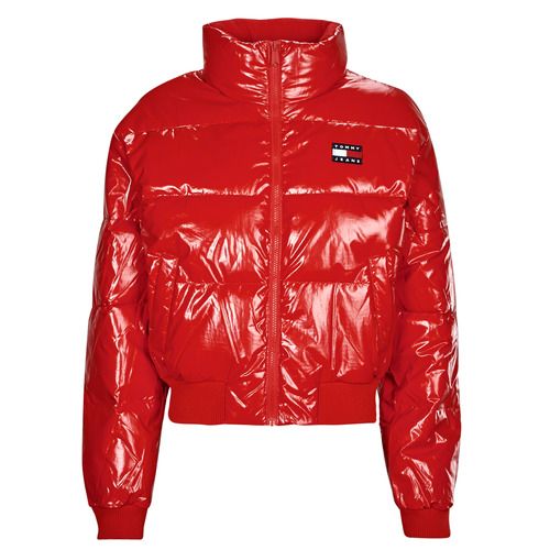 Piumino Donna Tommy Jeans TJW BADGE GLOSSY PUFFER Rosso, elegante giacca imbottita con finitura lucida, ideale per affrontare il freddo con stile. Questo piumino dai toni vivaci offre calore e comfort, rendendolo perfetto per l’inverno. Acquista ora il tuo Tommy Jeans per un look trendy e alla moda.