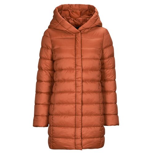 Piumino Donna Vero Moda VMCARMEN JACKET NOOS in Rosso, perfetto per l'inverno. Giacca leggera e trendy, ideale per il freddo. Scopri il tuo stile con questo piumino versatile e alla moda.