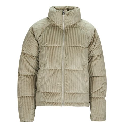 Piumino Donna Vero Moda VMDEBBIESOFIA CORDUROY SHORT JACKET Beige, giacca in corduroy elegante e alla moda, ideale per ogni occasione e perfetta per la stagione autunnale. Design raffinato e contemporaneo, ottima vestibilità e comfort. Acquista ora per un look chic e caldo!