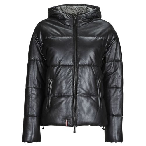 Piumino Donna Oakwood WANDA METAL Nero, elegante giacca invernale con finitura metallica, ideale per mantenere calda e alla moda. Perfetto per look casual e chic, disponibile nella colorazione nera versatile, adatta per ogni occasione. Acquista ora per scoprire il comfort e lo stile unici del piumino Oakwood.