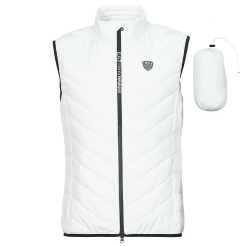 Piumino Uomo Emporio Armani EA7 PREMIUM SHIELD DOWN WAISTCOAT Bianco, elegante gilet imbottito per l'inverno, realizzato con materiali di alta qualità per garantire comfort e calore. Design moderno e versatile, ideale per outfit casual e sportivi. Scopri il mix perfetto di stile e funzionalità con il gilet Emporio Armani EA7, perfetto per ogni occasione.