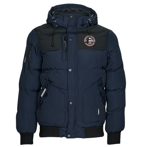 Descrizione dell'immagine: Piumino Uomo Geographical Norway VOLVA Marine, ideale per le attività all'aperto. Questo giaccone elegante e funzionale offre comfort e calore, perfetto per affrontare il freddo con stile. Acquista ora il tuo Geographical Norway VOLVA Marine Piumino Uomo e scopri la combinazione perfetta di moda e praticità per l'inverno.