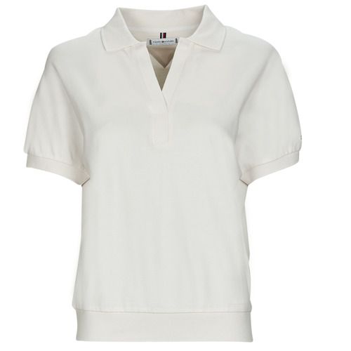 Polo Donna Tommy Hilfiger RELAXED LYOCELL POLO SS Bianco, realizzata in morbido lyocell. Design elegante e versatile, ideale per look casual e raffinati. Perfetta per la stagione estiva, si abbina facilmente a jeans o pantaloni leggeri. Acquista ora per un guardaroba alla moda e sostenibile.