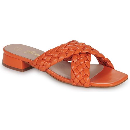 Ciabatta da donna Betty London RACHEL in colore arancio vivace, caratterizzata da un design elegante e moderno. Realizzata con materiali di alta qualità, queste ciabatte offrono comfort e stile per ogni occasione. Perfette per l'estate, ideali per passeggiate al mare o come calzature casual. Aggiungi un tocco di colore al tuo guardaroba con le ciabatte RACHEL di Betty London.