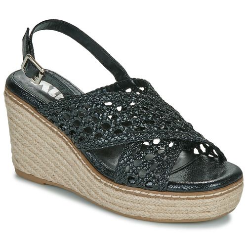 Sandali Xti 142746 Nero per Donna, eleganti e versatili, perfetti per ogni occasione. Design moderno con dettagli raffinati, ideali per outfit estivi. Comfort e stile uniti in un unico prodotto, perfetto per passeggiate o eventi casual. Acquista ora i Sandali Xti 142746 Nero per esaltare il tuo look!