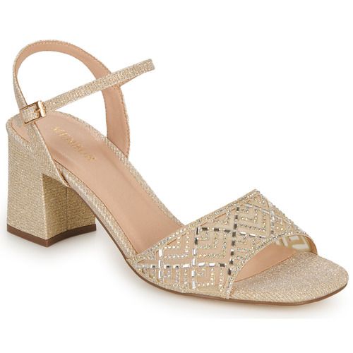 Sandali da donna Menbur 23687 Oro, eleganti e brillanti, perfetti per occasioni speciali e cerimonie. Design sofisticato con dettaglio dorato, ideali per abbinamenti estivi e serate glamour. Comfort e stile in un unico prodotto, must-have per ogni guardaroba femminile.