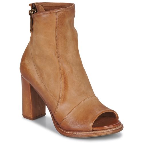 Sandali Donna Airstep / A.S.98 BASILE MID Beige, eleganti e comodi, perfetti per ogni occasione estiva. Design raffinato con dettagli alla moda, ideali per abbinamenti versatili. Scopri il comfort e lo stile ineguagliabile di questi sandali per un look impeccabile.