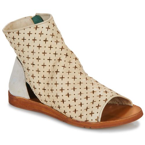 Sandali Beige Felmini D785-LEXUS-CROCE-ANILEX-NATURAL per donna, caratterizzati da un design elegante e materiali di alta qualità, perfetti per ogni occasione. Scopri il comfort e lo stile unici di questi sandali alla moda, ideali per la stagione estiva. Aggiungi un tocco di classe al tuo outfit con i sandali Felmini.