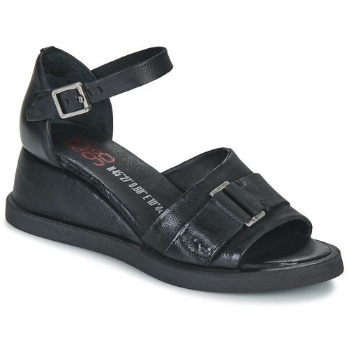 Sandali Airstep / A.S.98 CORAL BUCKLE in nero per donna, caratterizzati da un design elegante e alla moda. Realizzati con materiali di alta qualità, questi sandali offrono comfort e stile, ideali per ogni occasione estiva. Perfetti per completare il tuo outfit con un tocco di classe e originalità. Acquista ora i sandali CORAL BUCKLE per elevare il tuo look.
