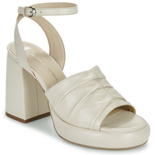 Sandali Bronx GINN-Y Bianco per Donna, eleganti e alla moda, perfetti per ogni occasione. Design contemporaneo, suola comoda e stile versatilità per un look unico. Acquista ora per un'estate all'insegna del comfort e del fashion!