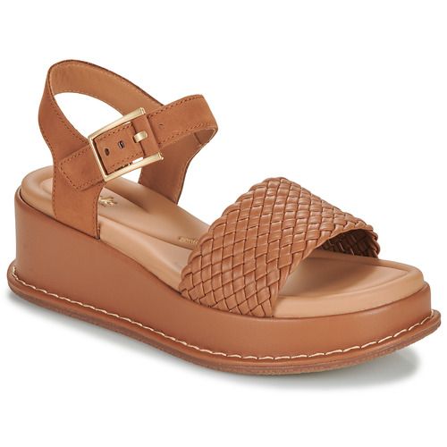 Sandali Clarks KIMMEI BAY Marrone per donna, eleganti e confortevoli. Realizzati in materiali di alta qualità, questi sandali sono perfetti per ogni occasione estiva. Design raffinato e versatilità assicurano un look alla moda, ideale per abbinamenti con vestiti o jeans. Acquista ora i sandali KIMMEI BAY di Clarks per un'estate chic e comoda.