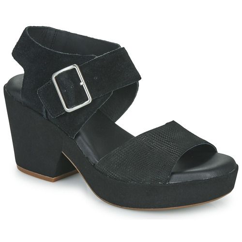 Sandali Clarks KIMMEIHI STRAP Nero per donna, eleganti e comodi, ideali per le giornate estive. Design alla moda con cinturini regolabili per una calzata perfetta. Perfetti per ogni occasione, dai look casual a quelli più sofisticati. Acquista ora e aggiungi un tocco di stile al tuo guardaroba!