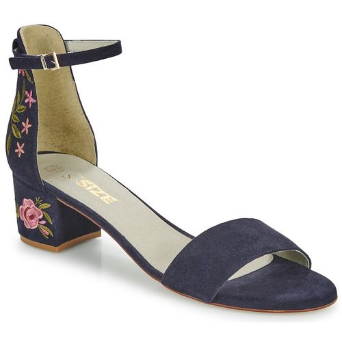 Sandali Donna So Size PISTILI in colore marine, stile moderno e confortevole, ideali per le giornate estive. Design elegante con dettagli raffinati, perfetti per completare il tuo look estivo. Acquista ora i Sandali PISTILI e vivi un'estate all'insegna dello stile e del comfort.