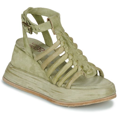 Sandali Airstep / A.S.98 REAL BRIDE Kaki Donna, eleganti e versatili, perfetti per ogni occasione. Realizzati con materiali di alta qualità, questi sandali offrono comfort e stile. Ideali per completare il tuo outfit estivo, si abbinano facilmente a vestiti, gonne e pantaloni. Scopri il design unico e la comodità di camminare con stile. Acquista ora i tuoi sandali REAL BRIDE Kaki e fai risaltare il tuo look!